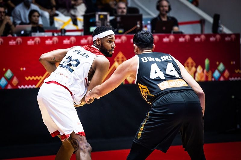 Pemain tim nasional bola basket Indonesia Marques Bolden (kiri) berusaha mengamankan bola dari jangakauan pebasket Yordania Ahmad Al Dwairi dalam lanjutan Grup A Piala FIBA Asia 2022 di Istora Gelora Bung Karno, Senayan, Jakarta, Kamis (14/7/2022). (ANTARA/HO-FIBA Asia)