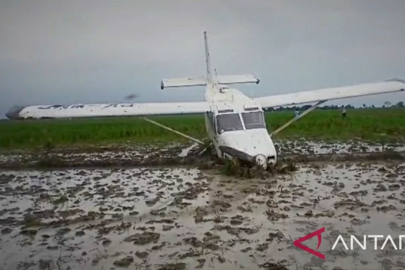 Pesawat BRO Skydive Indonesia Jatuh dan 'Nyungsep' di Sawah Karawang, Lima Awak Dipastikan Selamat