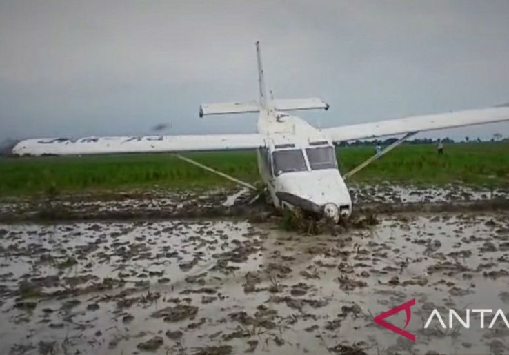 Pesawat BRO Skydive Indonesia Jatuh dan 'Nyungsep' di Sawah Karawang, Lima Awak Dipastikan Selamat