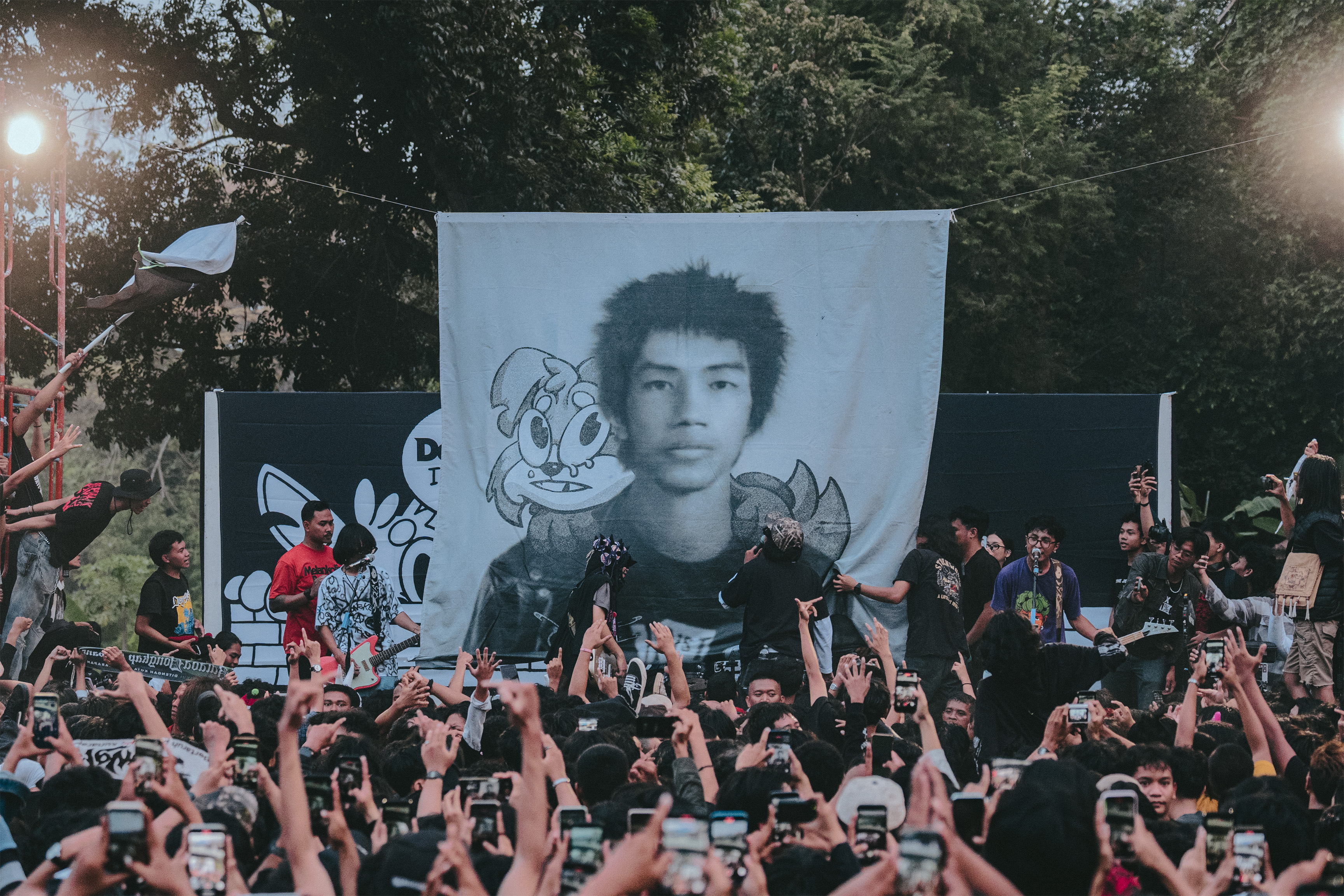 'Melankolia Radikal', Album Kedua Dongker dengan Artwork Agan Harahap