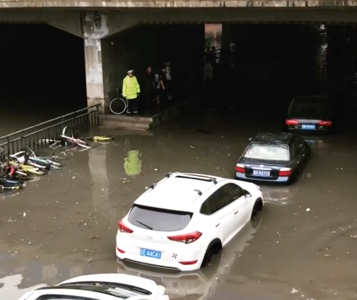 Hujan Deras dan Banjir Tewaskan Sedikitnya 34 Orang di Beijing, Puluhan Ribu Mengungsi