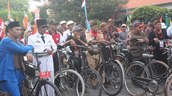 Kang Cepot dan Pitung Ikutan Kirab Sepeda Ontel