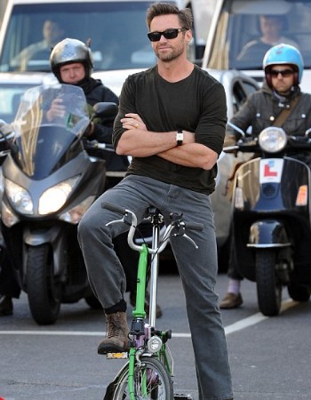 Hugh Jackman sering terlihat di New York mengendarai sepedanya (Foto Daily Mail UK)