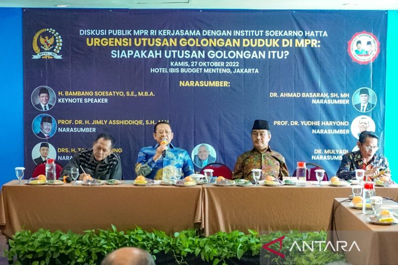 Ketua MPR RI Bambang Soesatyo (kedua dari kiri), hadir dalam diskusi bertajuk "Urgensi Utusan Golongan di MPR RI" yang diselenggarakan Institut Ekonomi Politik Soekarno-Hatta, di Jakarta, Kamis (27/10/22). (ANTARA/HO-MPR RI)