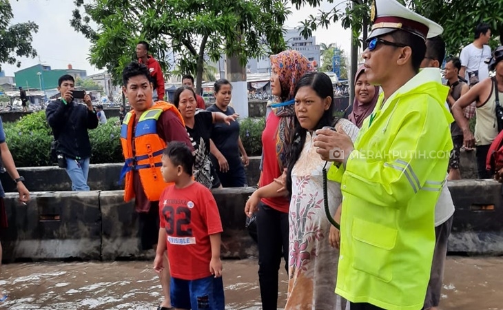 Seorang Ibu Melahirkan di Tengah Kepungan Banjir Kawasan Daan Mogot
