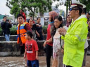 Seorang Ibu Melahirkan di Tengah Kepungan Banjir Kawasan Daan Mogot
