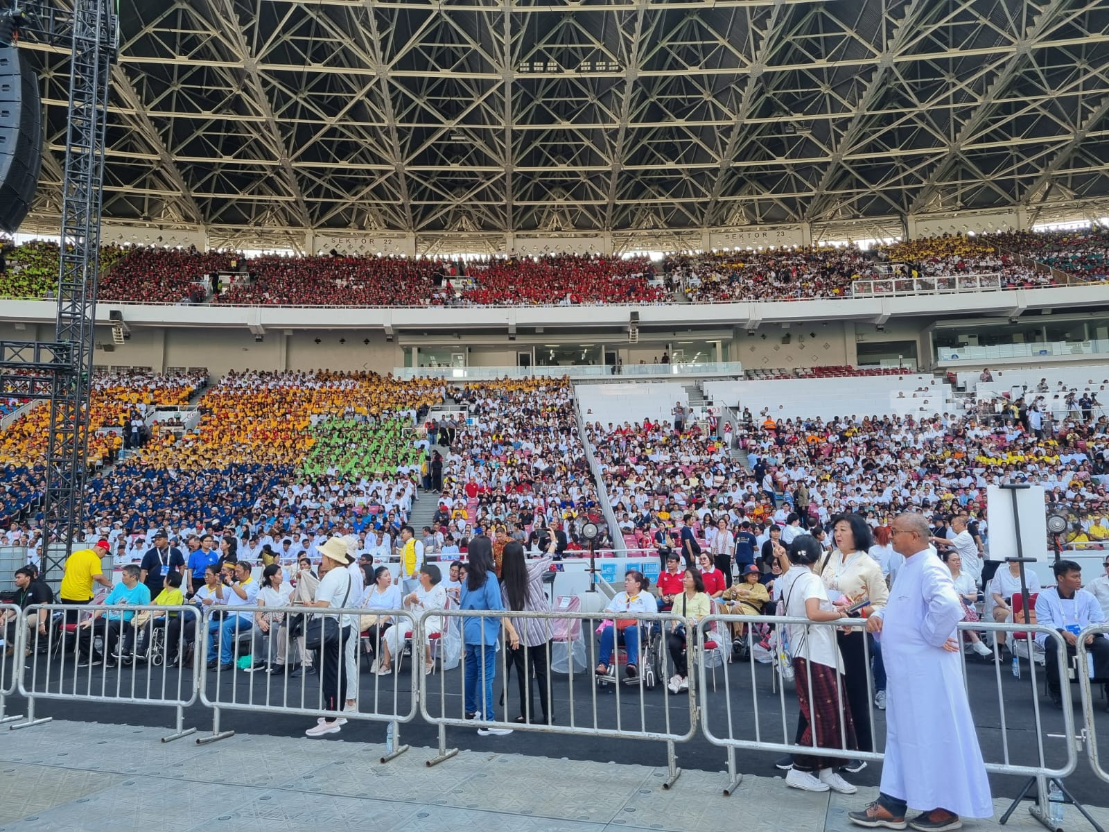 Datang dengan Beragam Warna Baju, Umat Katolik Mulai Sesaki GBK