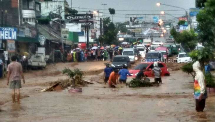 Tanggul Sungai Cipamokolan Jebol, Banjir Putuskan Jalur Cicaheum