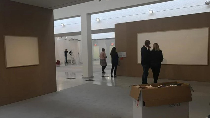 Bawa Kabur Uang dalam Lukisan, Seniman Denmark Pamerkan Kanvas Kosong