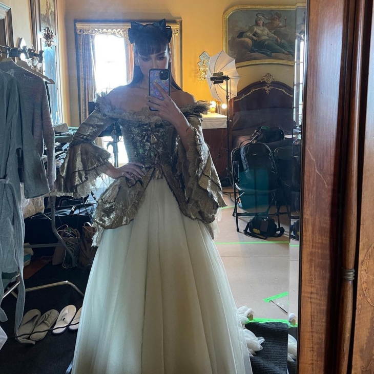 Busana Dua Lipa di musik video Demeanor. (Foto: Instagram/@dualipa)