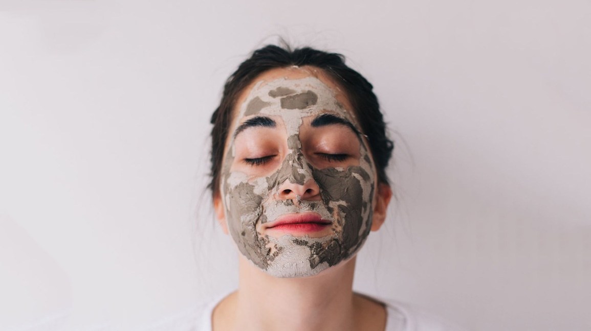 Clay mask berfungsi mengurangi komedo. (Foto: Healthline) 