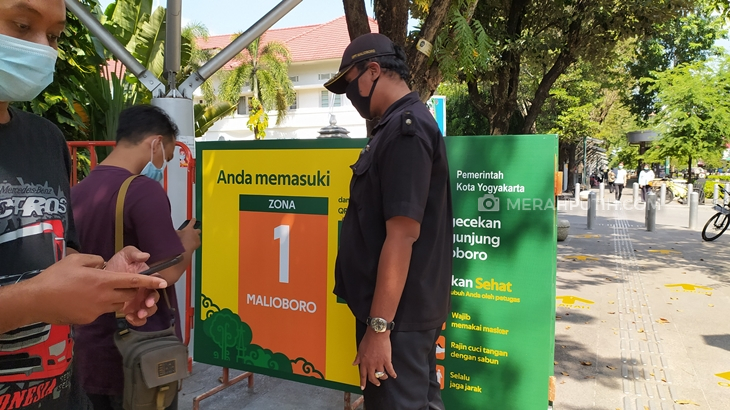 Ratusan petugas protokol new normal bersiaga di Malioboro, Yogyakarta. (Foto: MP/Teresa Ika)