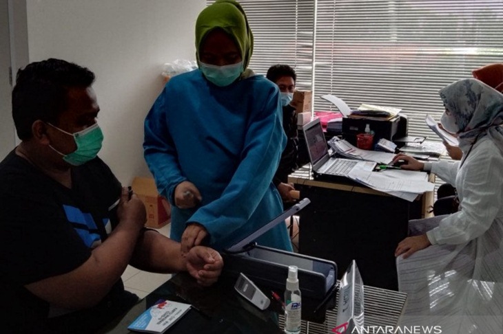 Tenaga kesehatan menjalani vaksinasi COVID-19 dosis pertama di RSUD Kabupaten Bekasi, Jawa Barat. (Foto: Pradita Kurniawan Syah).