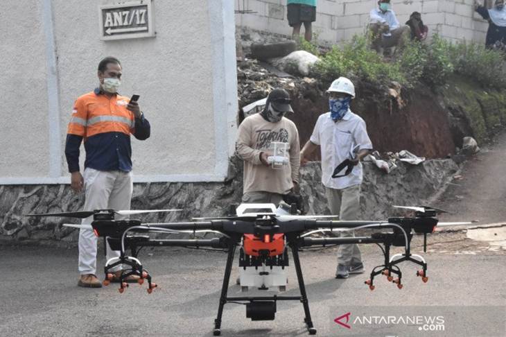 Petugas bersiap menggunakan "drone" sebagai media penyemprot disinfektan dalam kegiatan disinfeksi virus corona yang dilakukan pemerintah DKI Jakarta, Minggu (29/3/2020). (ANTARA/HO-Pemprov DKI Jakarta)