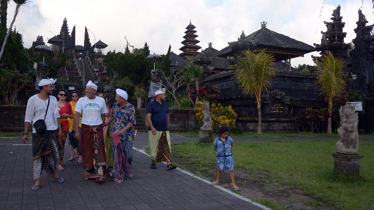 Warga dan Wisatawan Asing Masuki Zona Merah Pura Besakih