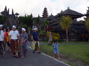 Warga dan Wisatawan Asing Masuki Zona Merah Pura Besakih