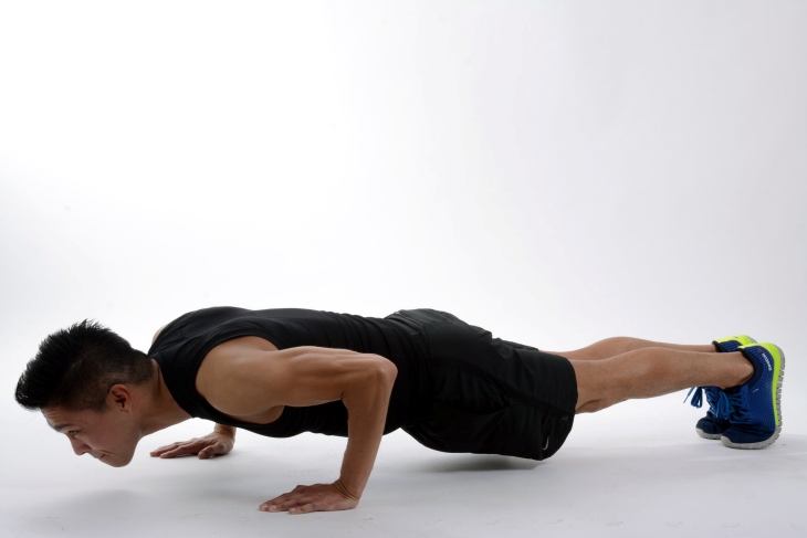 Push up bisa melatih otot perut dan tangan juga (Foto: pexels/Keiji Yoshiki)