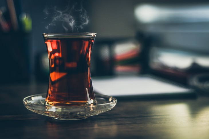 Teh hitam merupakan salah satu cara untuk dapat mengurangi keringat pada area kakimu. (Foto: Pexels/Hasan Albari)