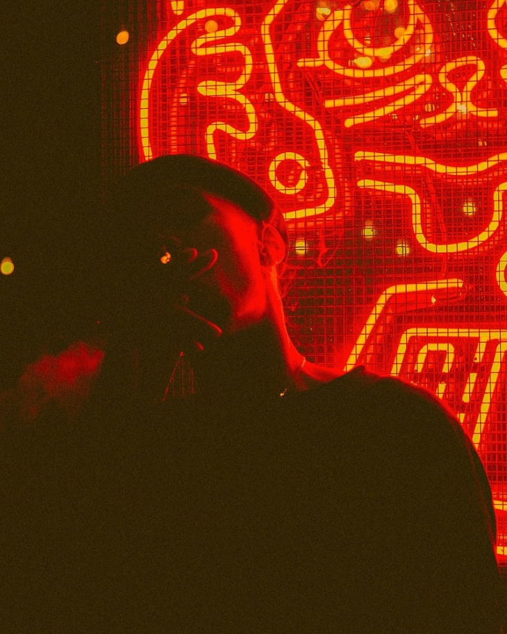 Orang santuy biasanya digemari di tongkrongan. (Foto Unsplash/ @byfoul) 