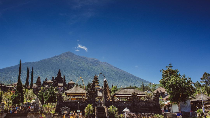 5 Fakta Pura Besakih ini Kalahkah Rasa Takut Turis pada Letusan Gunung Agung
