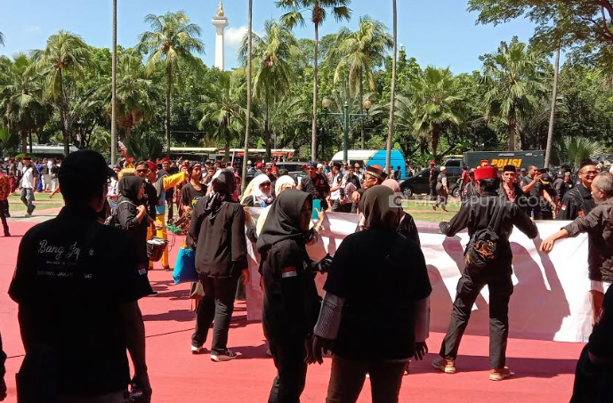  Anies Diteriaki ' Gubernur Rasa Presiden' oleh Massa di Balai Kota