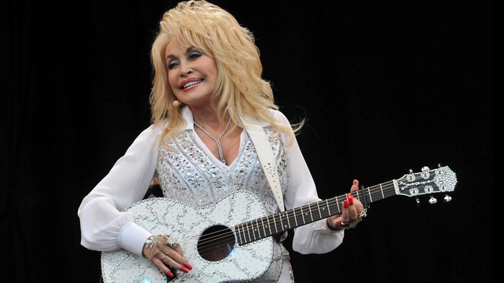 Dolly Parton Mendapatkan Vaksin Moderna yang Dia Bantu Danai