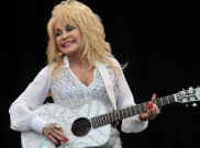 Dolly Parton Mendapatkan Vaksin Moderna yang Dia Bantu Danai