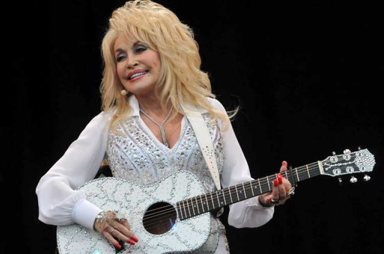 Dolly Parton Mendapatkan Vaksin Moderna yang Dia Bantu Danai