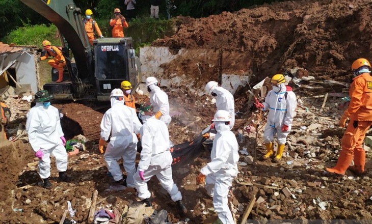 Petugas mengevakuasi korban tertimbun tanah longsor di Cimanggung, Kabupaten Sumedang, Jawa Barat, Senin (18/1/2021). (ANTARA/HO-Basarnas)