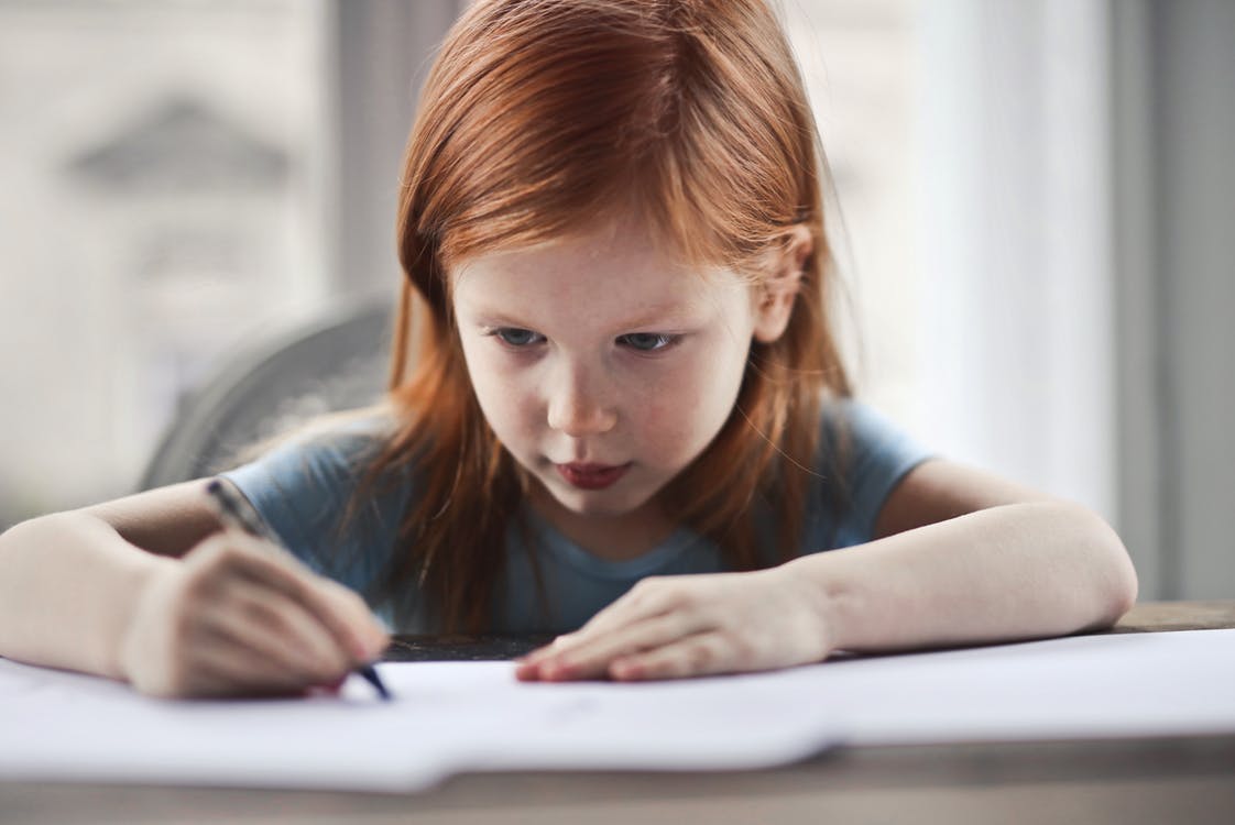Kekurangan gizi bisa ditandai dengan keringnya rambut dan kulit anak (Foto: pexels/bruce mars)