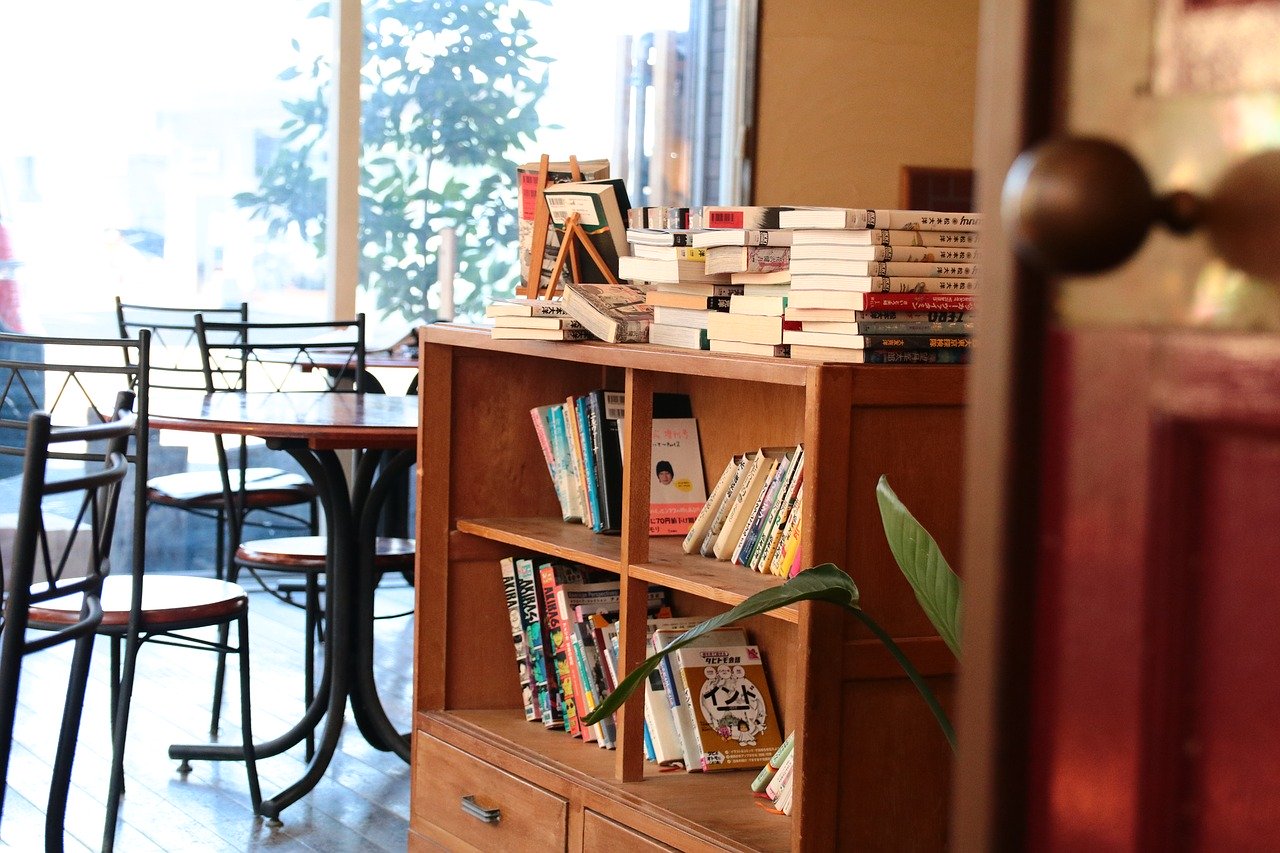 4 Kafe Berkonsep Perpustakaan Unik, Apa Saja?