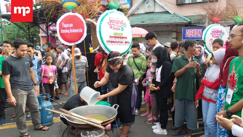 Membuat Takir dan Memarut Kelapa Massal Warnai Pra Event Festival Jenang Solo 2017