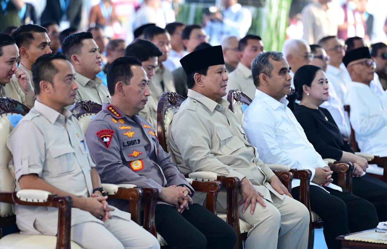 Presiden Prabowo Subianto (tengah) bersama Kapolri Jenderal Pol. Listyo Sigit Prabowo dan Ketua MPR Ahmad Muzani, dan Ketua DPR Puan Maharani di Lapangan Bhayangkara, Mabes Polri, Jakarta, Rabu (29/10/2025).