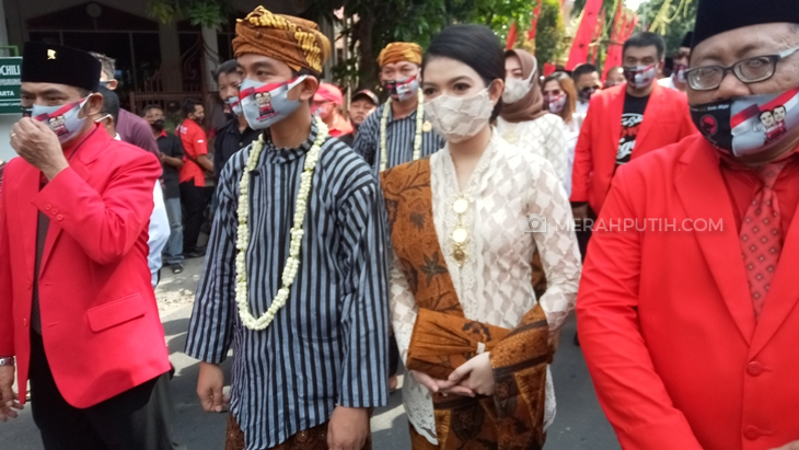 Selvi Ananda saat menemani sang suami Gibran Rakabuming mendaftar ke KPU Solo. (Foto: MP/Ismail)