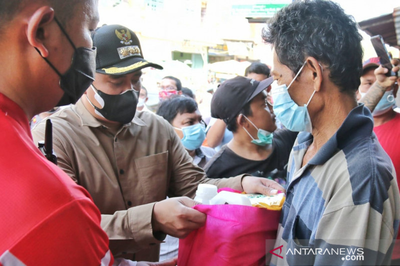 Penyaluran bantuan di Medan. (Foto: Antara)