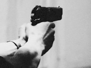 Apes, Lagi Asyik Petik Sayur Seorang Wanita Terkena Peluru Nyasar