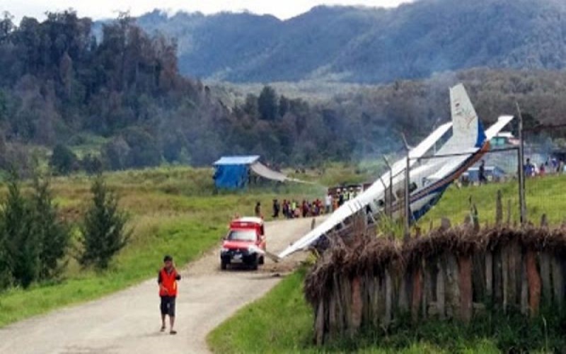 pesawat tergelincir di Bandara Aminggaru