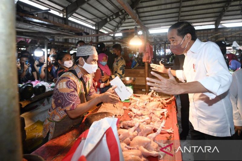 Presiden Joko Widodo memberikan Bantuan Langsung Tunai (BLT) Minyak Goreng kepada sejumlah pedagang kecil dan penerima di Pasar Rakyat Angso Duo Baru, Kota Jambi, Kamis (7/4). (ANTARA/HO-Biro Pers Sekretariat Presiden/Laily Rachev)