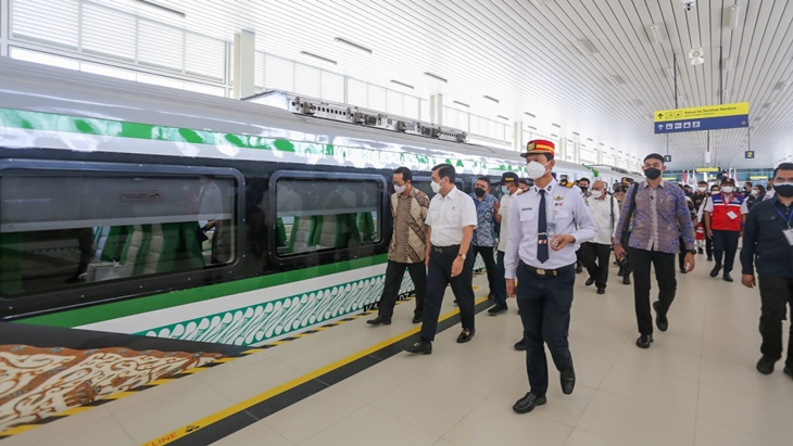 Menko Marves Luhut Binsar Panjaitan bersama dengan Menhub Budi karya Sumadi didampingi Gubernur DIY Sri Sultan Hamengkubuwono X saat meresmikanStasiun KA Bandara Yogyakarta. (Foto: MP/Humas Pemda DIY)