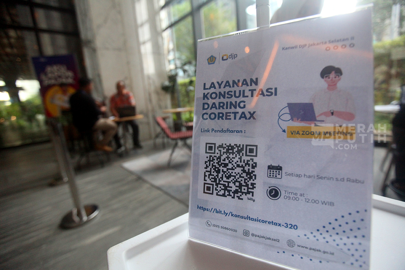 Pengunjung beraktivitas dekat layar pergerakan Indeks Harga Saham Gabungan (IHSG) di Bursa Efek Indonesia (BEI), Jakarta, Selasa (18/3/2025).