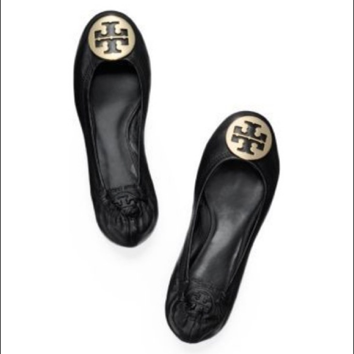 Flat Tory Burch menjadi alas kaki sejuta umat perempuan. (Foto Poshmark)