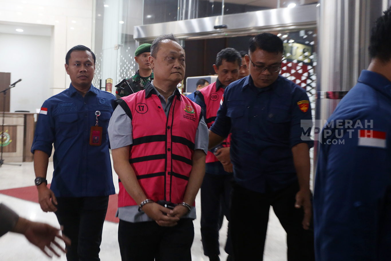 Tersangka dugaan kasus tata kelola minyak mentah Irawan Prakoso berjalan menuju mobil tahanan di gedung kejakaan Agung, Jakarta, Kamis (9/4/2026).