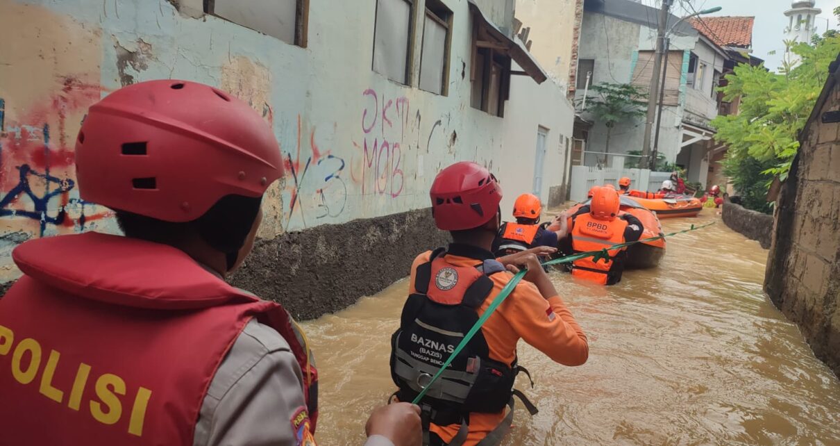 Aksi Heroik Polisi saat Terjang Arus Banjir Kali Ciliwung untuk Evakuasi Bayi