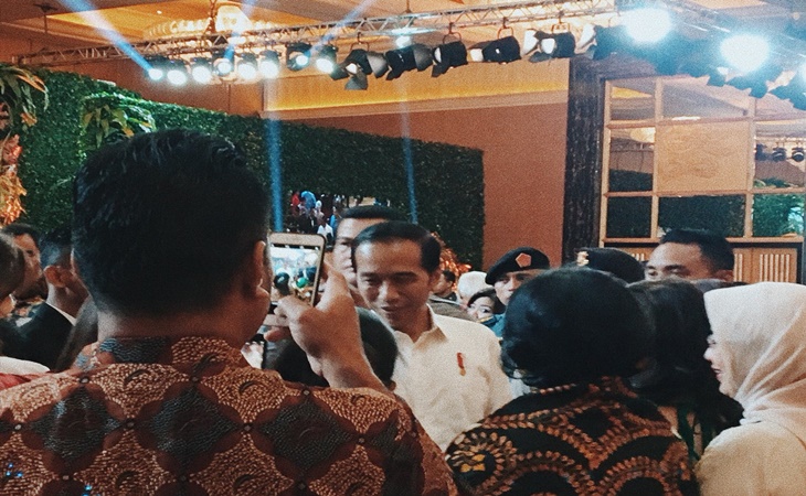 Presiden Jokowi disambut saat memasuki Hotel Mulia