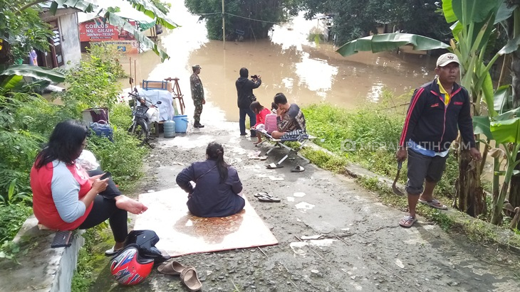 Anak-anak bermain di lokasi banjir di Desa Kadokan, Kecamtan Grogol, Kabupaten Sukoharjo, Jawa Tengah, Kamis (4/2). (MP/Ismail)