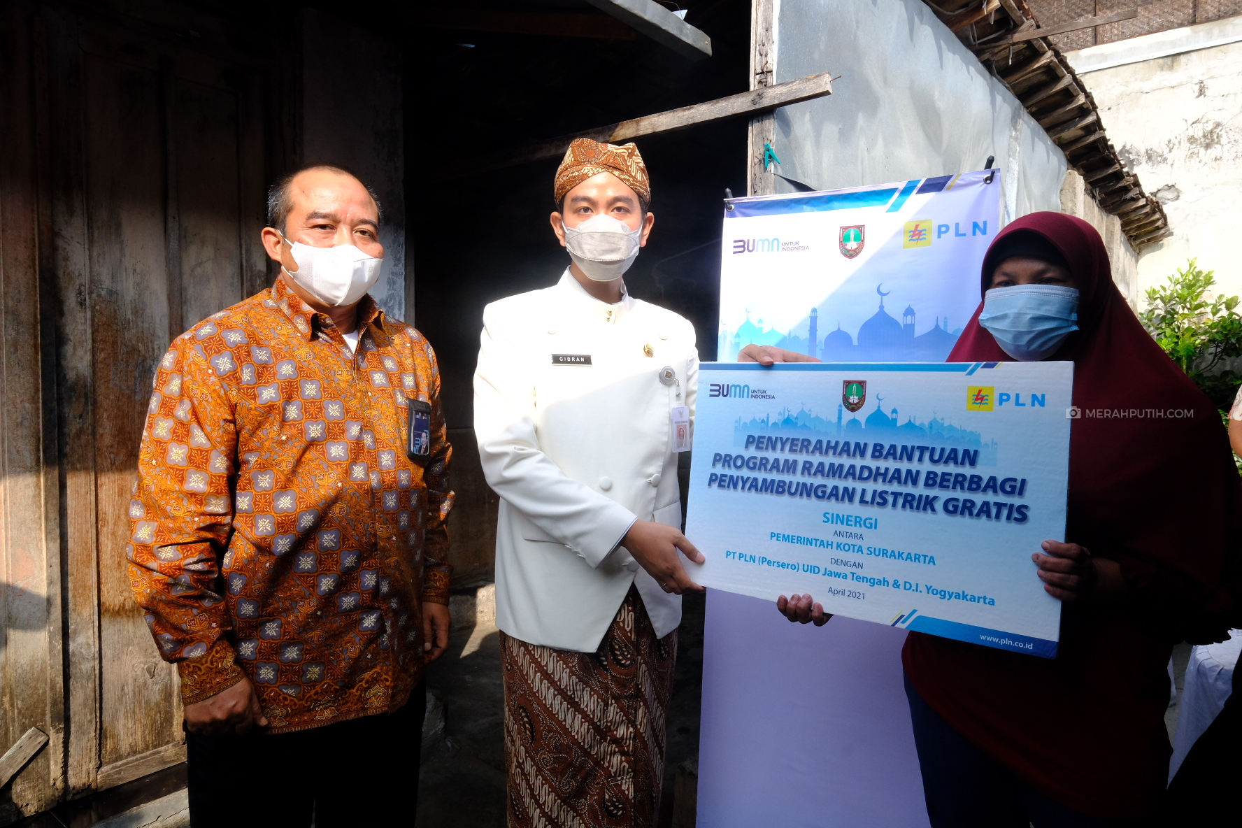 Gibran Berikan Bantuan Listrik Gratis pada 40 KK Miskin dan 10 Masjid di Solo