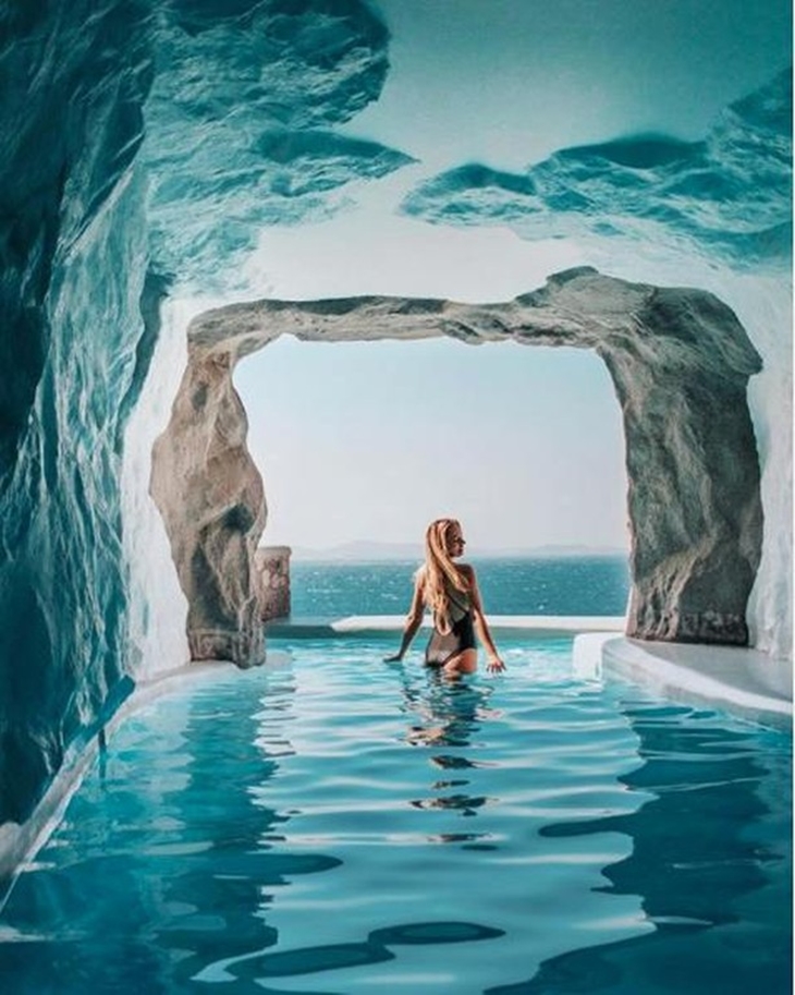   Cavo Tagoo terkenal dengan suite kolam pribadinya seperti dalam goa. (Foto: instagram.com/andathousandwords)