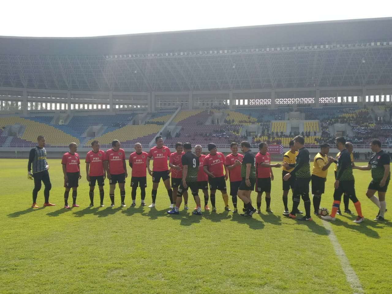Pemkot Solo menggelar peetandingan uji coba di Stadion Manahan, Solo, Jawa Tengah, Senin (9/9). (MP/Ismail)