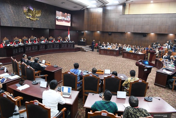 Suasana sidang lanjutan Perselisihan Hasil Pemilihan Umum (PHPU) Pilpres 2019 di gedung Mahkamah Konstitusi, Jakarta, Selasa (18/6/2019). Sidang tersebut beragendakan mendengarkan jawaban termohon, pihak terkait dan Bawaslu. ANTARA FOTO/Hafidz Mubarak A