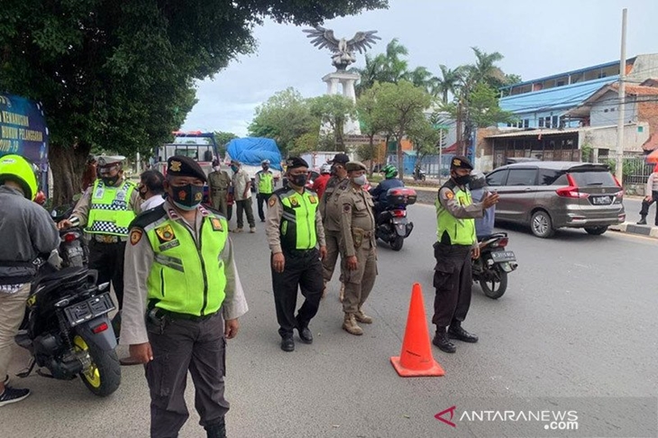 Aparat gabungan melakukan penyekatan terhadap tiga kelompok masyarakat yang melintas di Jalan Raya Bekasi, Cakung, Jakarta Timur, Jumat (18/12/2020). ANTARA/Andi Firdaus/am.
